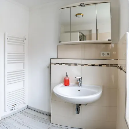 Claras Gartenblick In Schwerin, Naehe Schloss, Hbf & Altstadt, Ruhige Zentrale Lage, Kostenfreie Parkplaetze Appartamento *